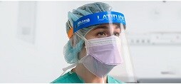 醫護人員佩戴著以3M™ 防霧面罩薄膜製作的LATITUDE™ PLUS 防護面罩