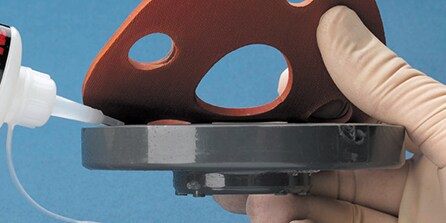 使用3M™ Scotch-Weld™ 接著劑固定墊片
