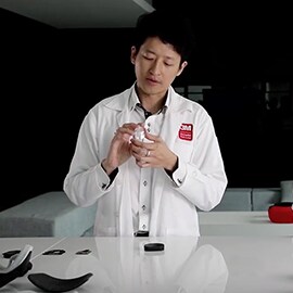 實驗室内一名男子手握電子元器件