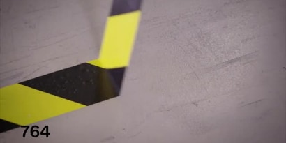 3M™ 764 一般用途乙烯基膠帶 (黃黑斜紋) 被乾淨拉起的影片畫面。
