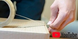 產線工作人員準備用膠帶封住瓦楞紙箱的圖片
