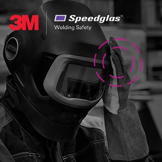 配戴 3M Speedglas 焊接面罩並輕敲頭部切換模式的焊接人員
