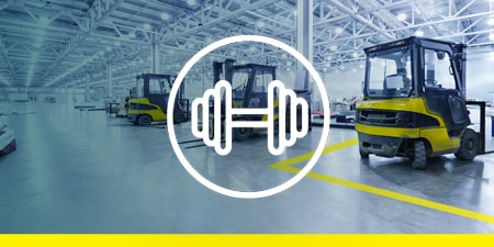 圖片顯示堆高機行駛於以膠帶標示區域的工廠地面上，並有堆高機在其中運行；畫面中疊加了一個槓鈴圖示，象徵強度與耐用性
