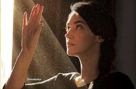 一名女性正觀察空氣中的懸浮粒子-Filtrete(TM) 淨呼吸(TM) 空氣清淨機|靜電空氣濾網