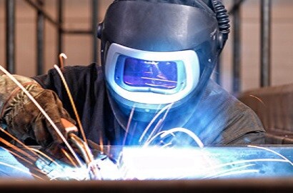 使用3M™ Speedglas™ 電焊防護具的焊接工