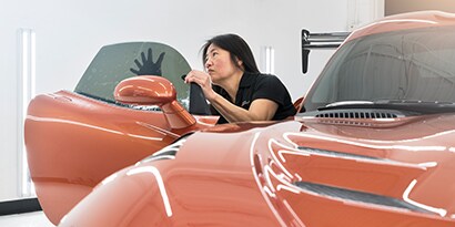 技師為橘色車窗貼膜
