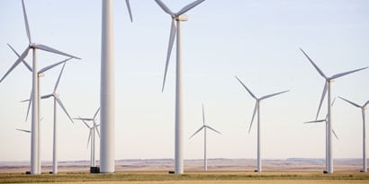 農場/沙漠景觀上的風力發電場
