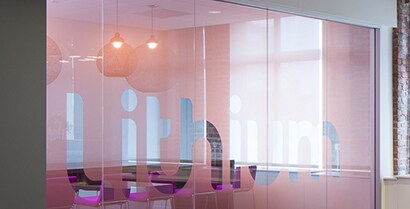 3M™ 室內玻璃裝飾貼紙用於零售業─有效區隔隱私空間，引起消費者的視覺興趣
