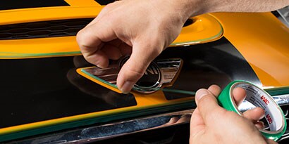hands using knifeless tape to apply a tape
