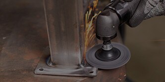 Scotch-Brite™ 精密重切削研磨盤，應用於低碳鋼表面處理
