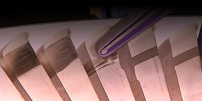 Scotch-Brite™ 耐久型彈性研磨砂帶用於渦輪葉片瑕疵修整
