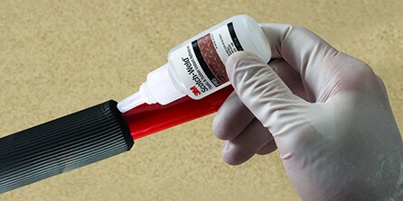 使用3M™ Scotch-Weld™ 結構膠組裝貼合小面積元件
