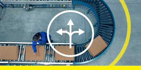 俯視圖：膠帶標示出 U 型彎曲輸送帶及其周圍空間，輸送帶上載有紙箱；並覆蓋一個象徵靈活性的圖示
