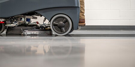 洗地機正在清潔水泥地板。
