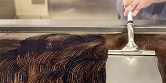 百利™ 煎板清潔系統正在用於清潔煎板
