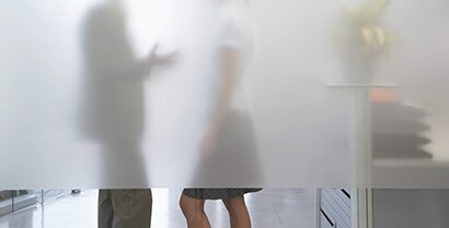 3M™ 室內玻璃裝飾貼紙用於辦公空間─可有效建立隱私區隔且沒有閉塞感
