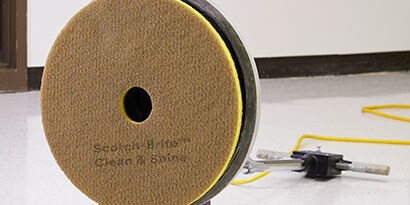 商用洗地機底部配備3M清透雙效地板菜瓜布