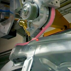 於工作機台上貼附的3M車用膠帶
