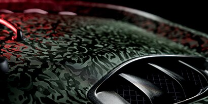 Close-up of the hood of a car wrapped in Shadow Military Green SB26 from the 3M™ Wrap Film Series 2080.

