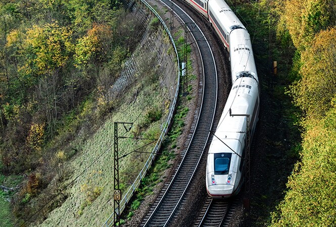 在高熱的都市環境中運行的鐵路車輛
