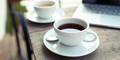 咖啡與熱茶盛裝於杯盤組之中
