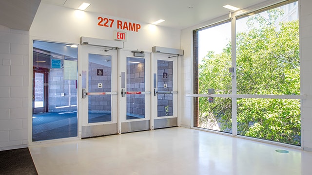 大型窗戶貼有3M建築隔熱紙。