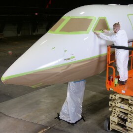 圖片顯示作業人員正在為飛機進行遮蔽作業