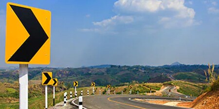 高可視性的道路標誌指示山路彎道
