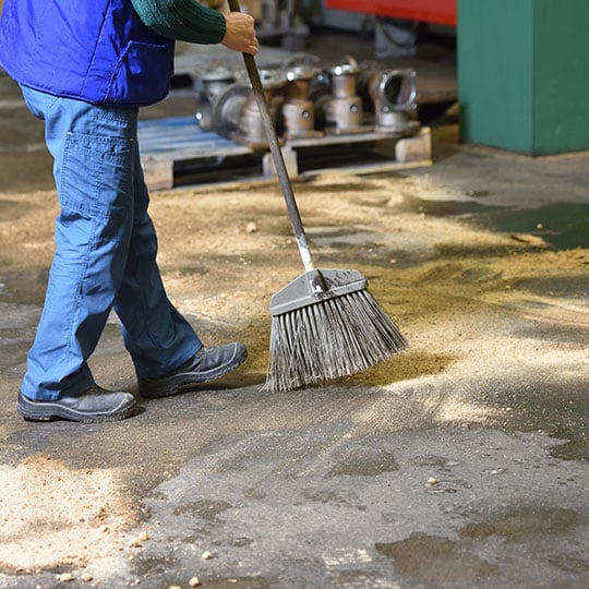 人員在設施內部進行清掃