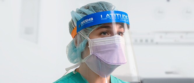 醫護人員佩戴著以3M™ 防霧面罩薄膜製作的LATITUDE™ PLUS 防護面罩