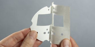 手上拿著為家電製作的客製化墊片
