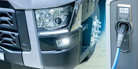 電動車輛插入電源並充電。
