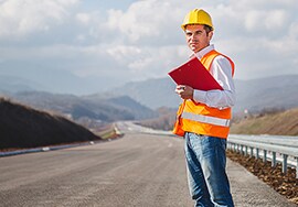 道路維護工人站在沒有標記的道路上。