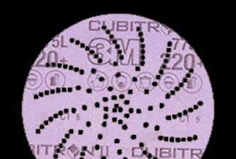 3M Xtract™ Cubitron™ II 陶瓷研磨砂紙 775L，黑色背景
