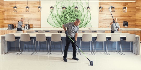 餐廳員工正用拖把清潔地板
