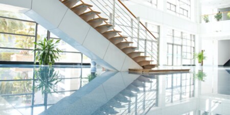 明亮光滑的辦公樓梯與拋光地板。
