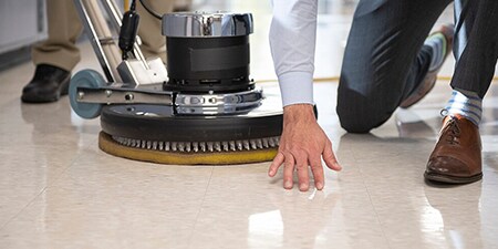 員工正在檢查剛拋光完成的地板。
