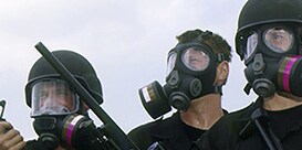 穿戴呼吸防護具的執法人員
