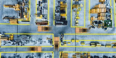 俯視圖：工廠地面使用地線標示膠帶與安全警示膠帶進行區域標示。
