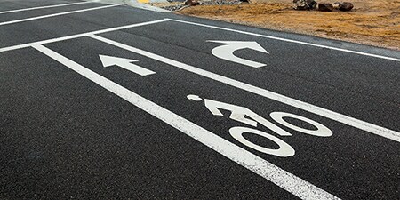 學校行人穿越道上的路面標線
