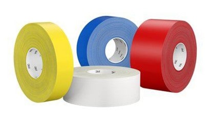 俯視圖：堆高機操作員正載著棧板，沿著膠帶劃出的車道標線行駛，進入儲存區域
