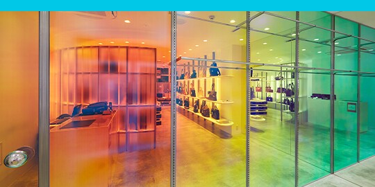 一家飾品零售店，店面裝飾著色彩繽紛的透明窗貼膜。
