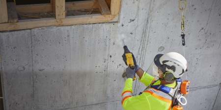 使用個人防護設備的營建作業員
