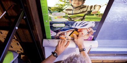 男子於店面櫥窗安裝宣傳圖文，提升購物體驗
