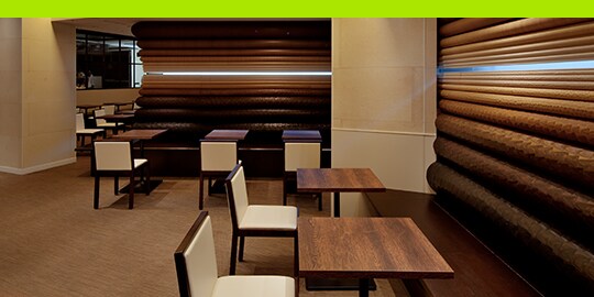 零售空間採用木紋表面貼膜覆蓋桌面與牆面
