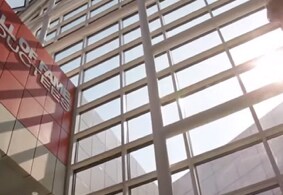 3M™ 建築隔熱膜|隔熱紙：降低擾人眩光，讓大樓用戶能專注於工作免受眩光打擾