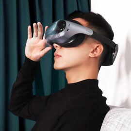 使用昌碩VX6 VR頭顯的女人
