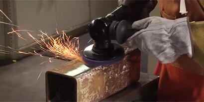 使用Scotch-Brite™ 研磨砂紙盤移除漆料與鏽斑
