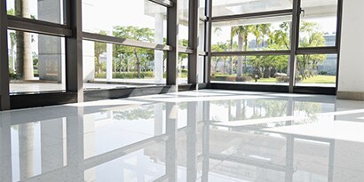 明亮潔淨的設施﻿，擁有大型落地窗和潔白的地板。