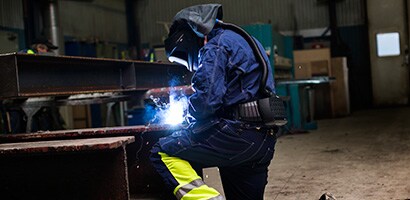金屬製造加工業專用的3M™ 個人防護具
